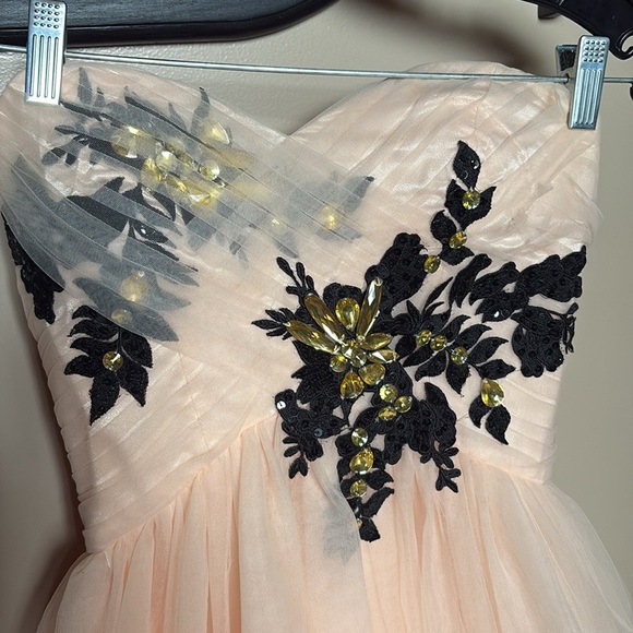 Formal dress - Picture 3 of 8